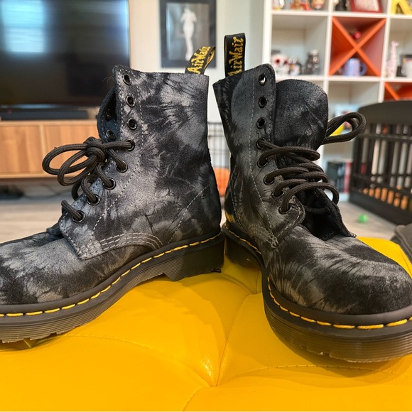 Dr. Martens 1460 Pascal Boots Women's 6 Tie-Dye Black Suede Black Y2K - Picture 2 of 6